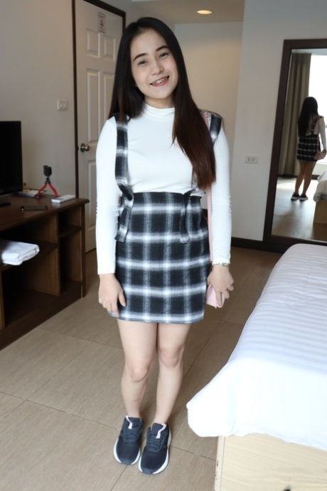 可爱的亚洲女学生 Nate 享受与大胸种马的硬核 POV 性爱