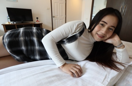 可爱的亚洲女学生 Nate 享受与大胸种马的硬核 POV 性爱