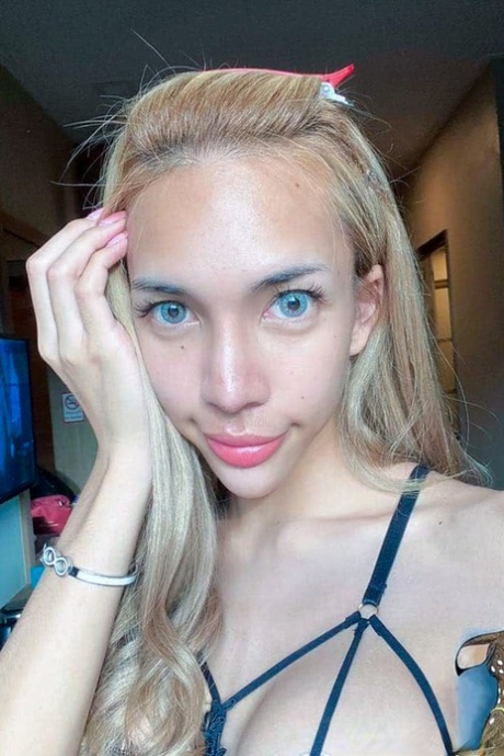 蓝眼睛亚洲少妇展示诱人身材，摆出撩人姿势