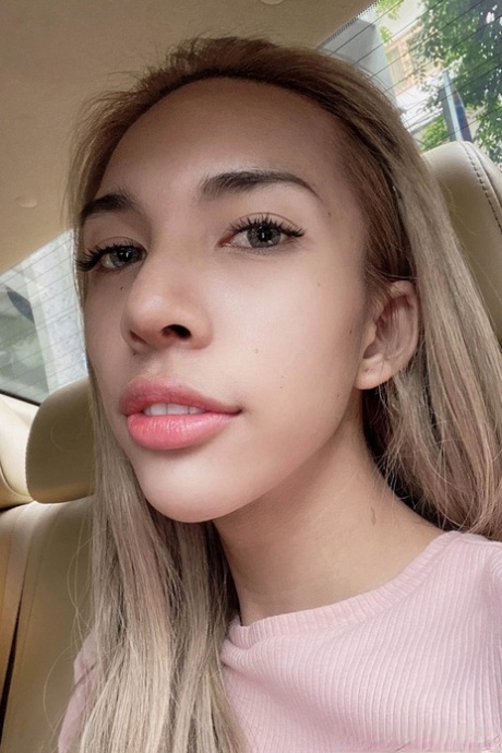 蓝眼睛亚洲少妇展示诱人身材，摆出撩人姿势