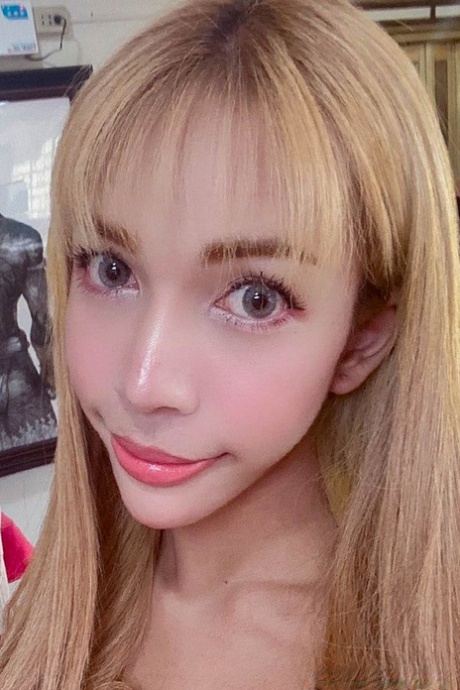 蓝眼睛亚洲少妇展示诱人身材，摆出撩人姿势