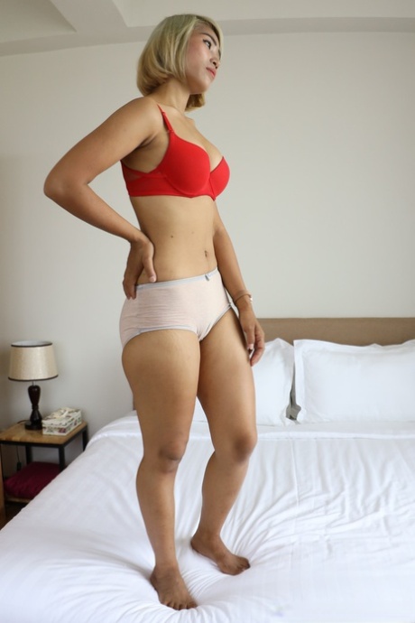 金发碧眼的亚洲业余爱好者 Loreann 脱下衣服，让她美味的亚洲阴部勃起