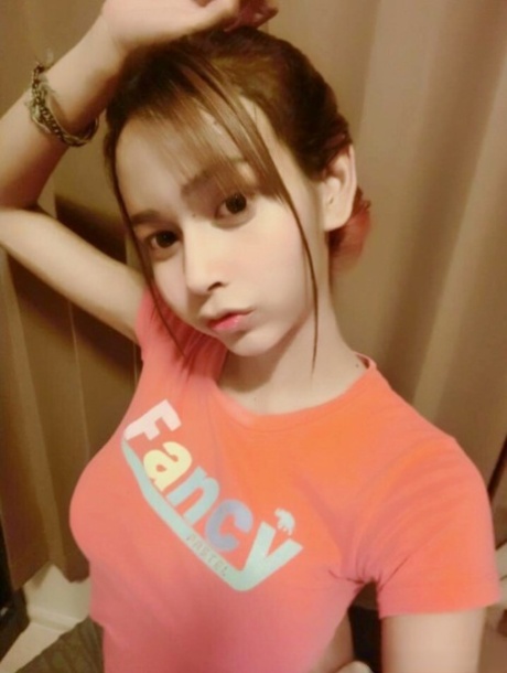 亚洲小人妖 Yuki 在合辑中展示诱人乳沟