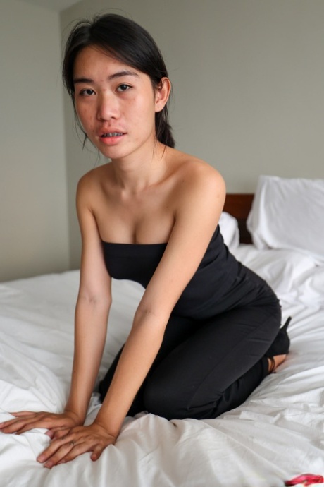 性感人妖在性感脱衣舞中展示她的美乳和大屁股