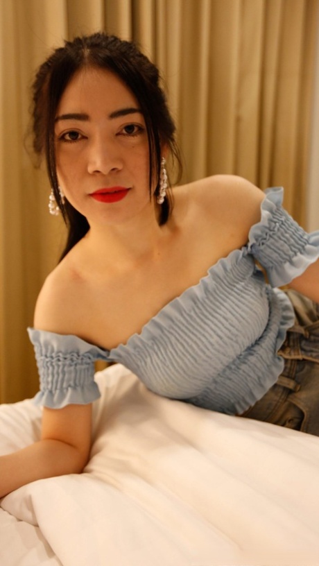乌鸦头发的亚洲宝贝 Vikki 在 POV 中欢迎鸡巴插入她多毛的阴道