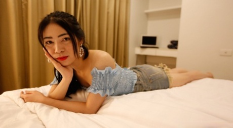 乌鸦头发的亚洲宝贝 Vikki 在 POV 中欢迎鸡巴插入她多毛的阴道