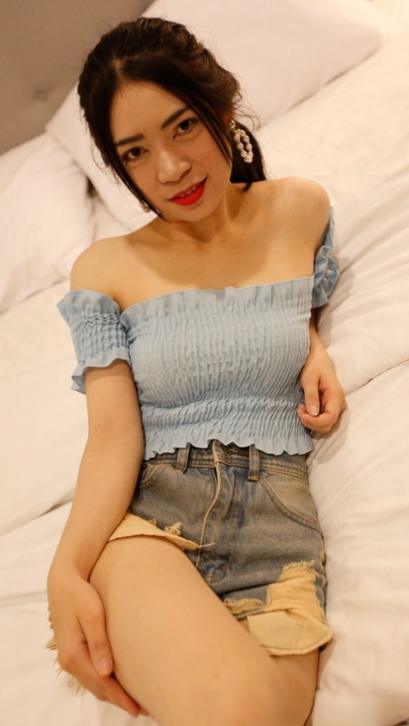 乌鸦头发的亚洲宝贝 Vikki 在 POV 中欢迎鸡巴插入她多毛的阴道