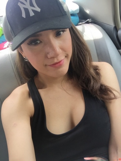 性感的亚洲变性模特在少妇合辑中摆出撩人姿势