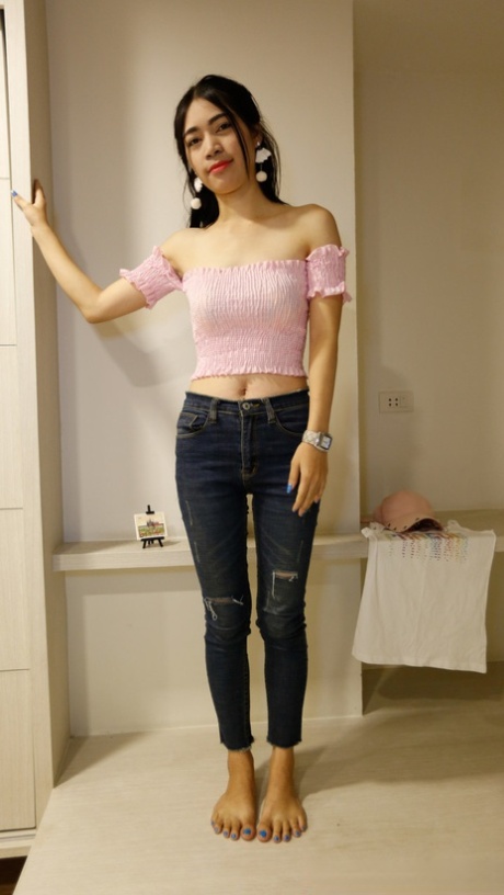 业余亚洲人 Vikki 在 POV 动作中炫耀她剃光的阴户并被塞得满满的