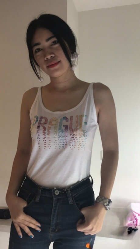 业余亚洲人 Vikki 在 POV 动作中炫耀她剃光的阴户并被塞得满满的