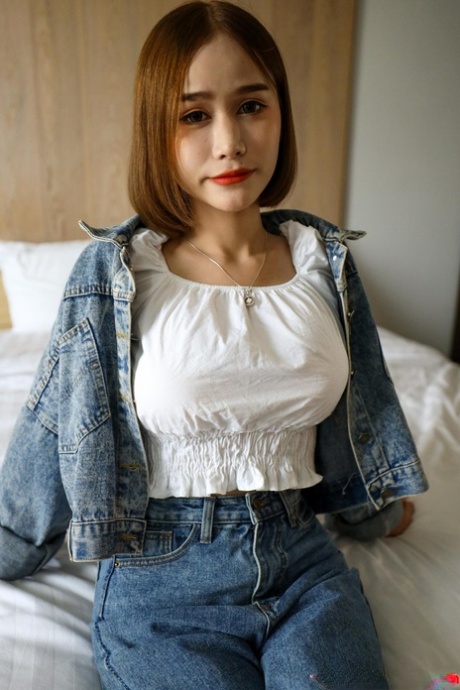 漂亮的亚洲人妖在 POV 口交后穿着黑色内裤进行挑逗
