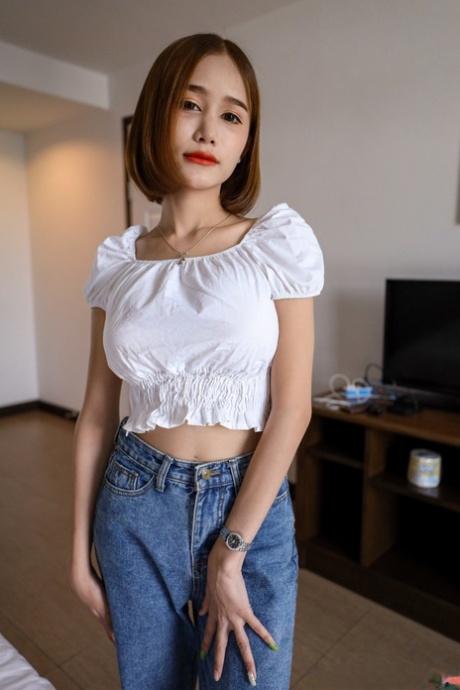 漂亮的亚洲人妖在 POV 口交后穿着黑色内裤进行挑逗