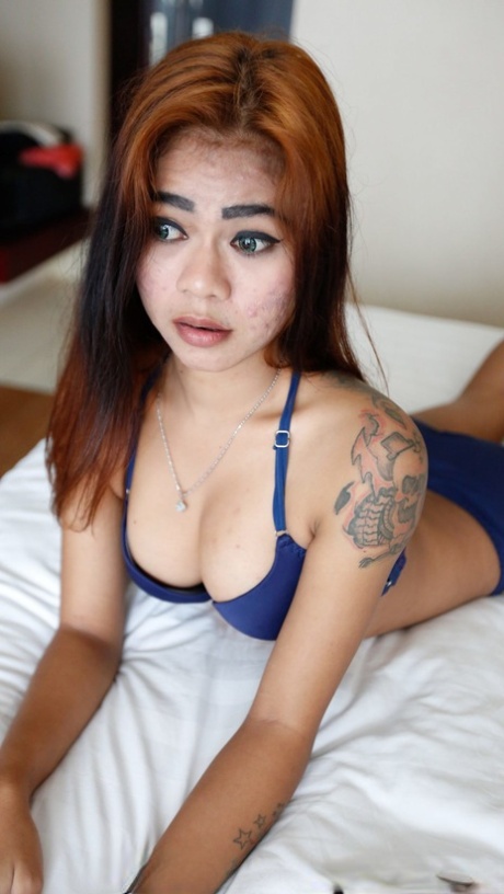 可爱的红发马来西亚宝贝 Nurin 在被操之前脱光衣服
