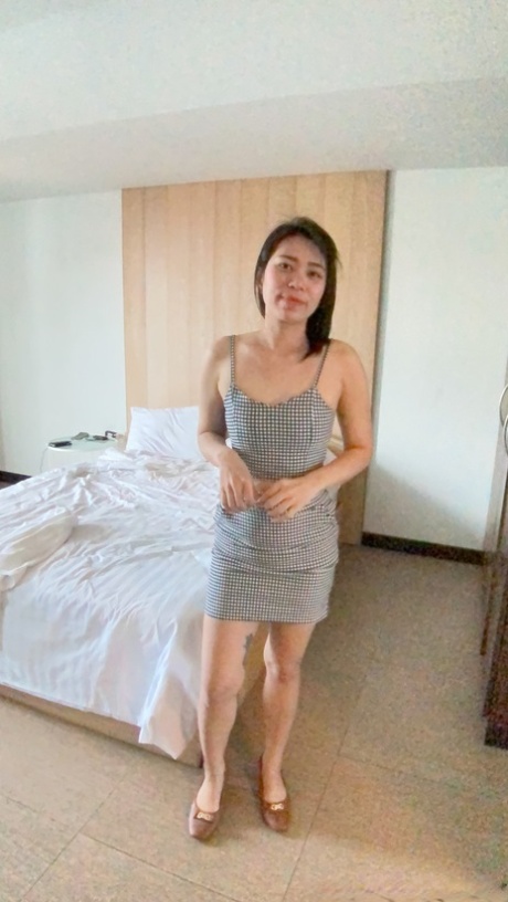 热辣的亚洲 MILF Ammy 身着性感服装，一边挑逗一边吸吮和骑乘大鸡巴