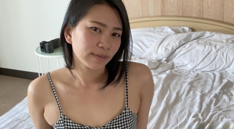 热辣的亚洲 MILF Ammy 身着性感服装，一边挑逗一边吸吮和骑乘大鸡巴