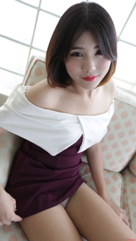 黑发亚洲人妖暴露她的小奶子和姿势在内衣