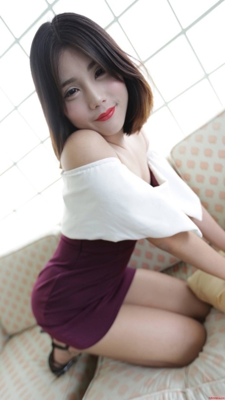 黑发亚洲人妖暴露她的小奶子和姿势在内衣