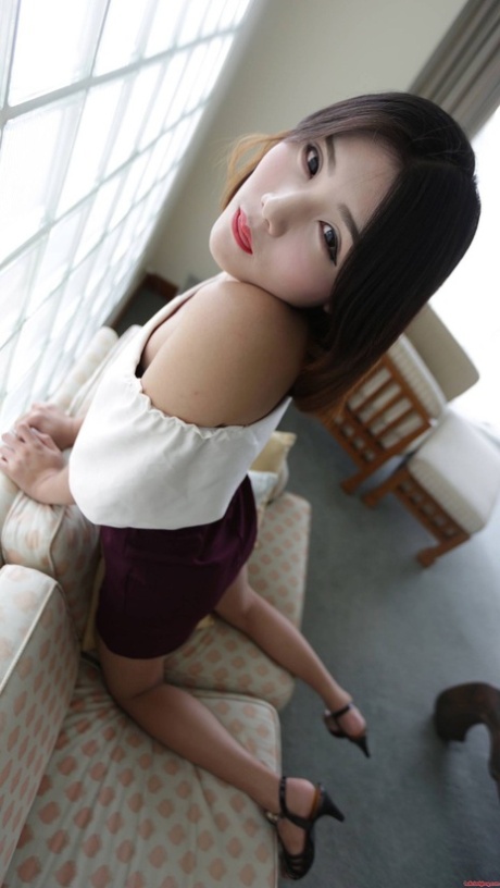 黑发亚洲人妖暴露她的小奶子和姿势在内衣