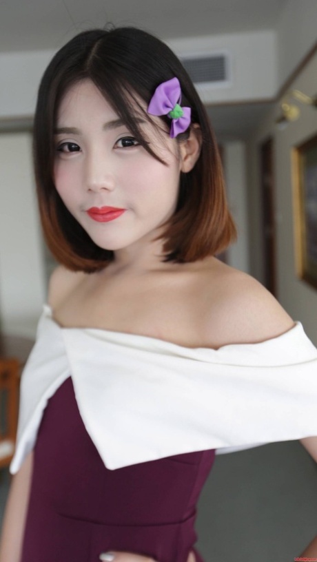 黑发亚洲人妖暴露她的小奶子和姿势在内衣