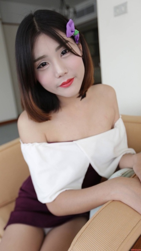 黑发亚洲人妖暴露她的小奶子和姿势在内衣