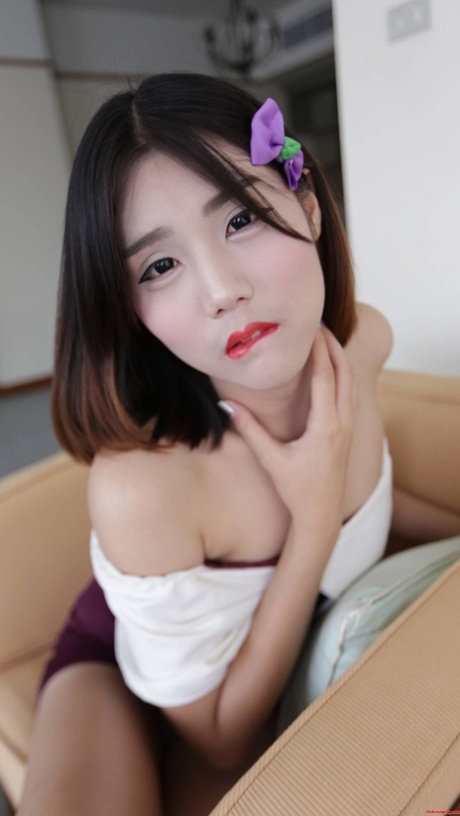 黑发亚洲人妖暴露她的小奶子和姿势在内衣