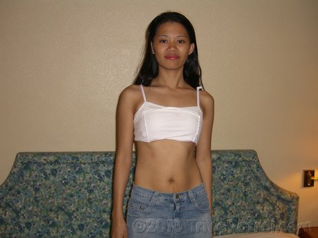 可爱的亚洲业余爱好者 Diana Dimapilis 脱下衣服，深深地舔着她的阴道