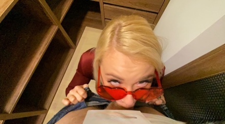 金发女郎 Bongacam Showgirl 展示她美味的阴部并享受 POV 性爱
