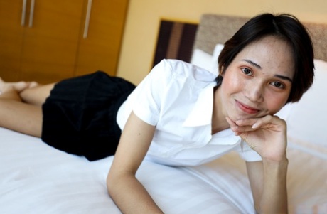 漂亮娇小的人妖闪烁一件超短裙，并给一个POV口交
