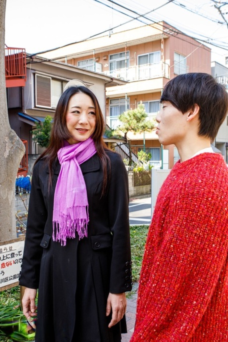 欺骗日本妻子Miho Wakabayashi学校一个年轻的青少年男孩