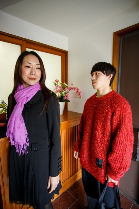 欺骗日本妻子Miho Wakabayashi学校一个年轻的青少年男孩