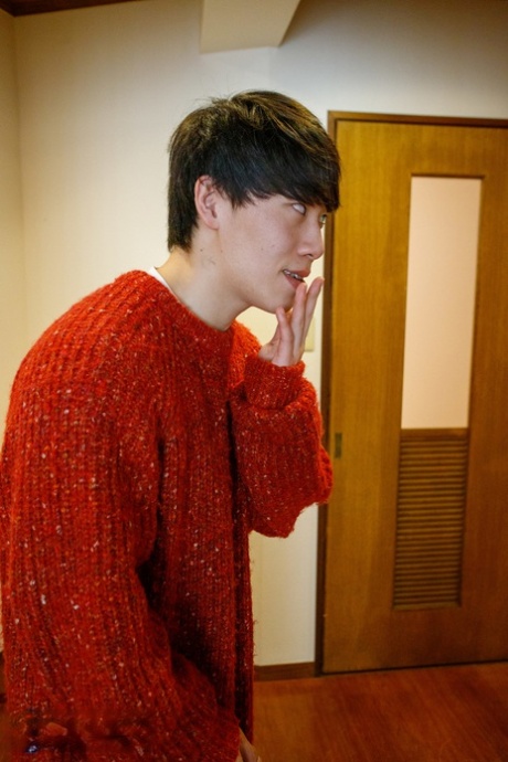 欺骗日本妻子Miho Wakabayashi学校一个年轻的青少年男孩