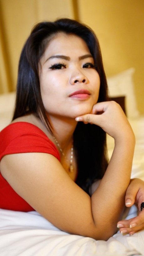 漂亮的亚洲宝贝琳达 C 在 BJ 之后享受 POV 狗仔式性爱