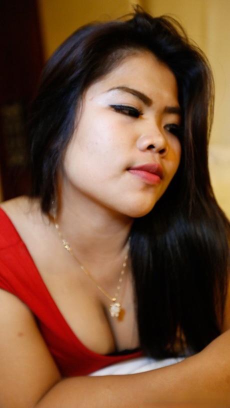 漂亮的亚洲宝贝琳达 C 在 BJ 之后享受 POV 狗仔式性爱