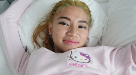 毛茸茸的少女 Oay 在热辣的 POV 性爱之后展示她娇小的裸体