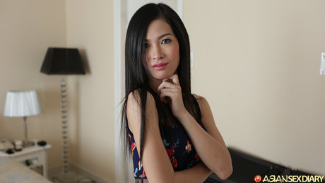 美丽的亚洲宝贝 Thuy B 在跳完性感的脱衣舞后被人操她毛茸茸的阴户