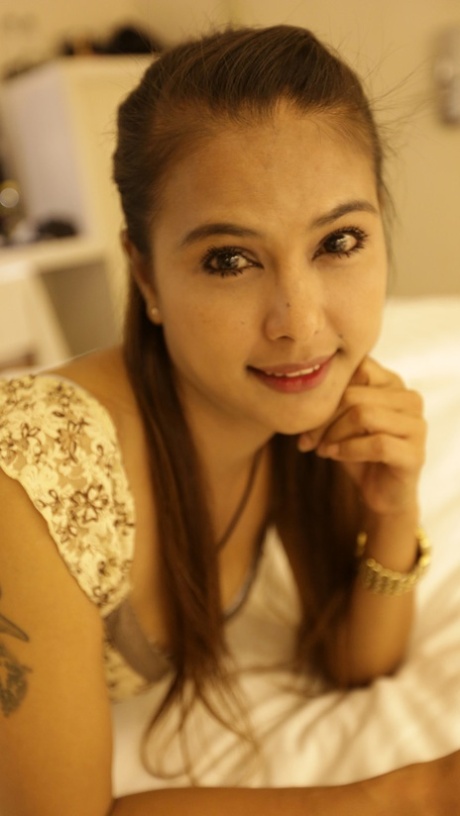 亚洲业余蜜蜂f暴露了她的大乳头，并采取了一个蠢蛋在POV行动