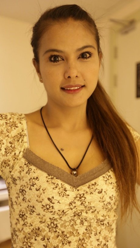 亚洲业余蜜蜂f暴露了她的大乳头，并采取了一个蠢蛋在POV行动