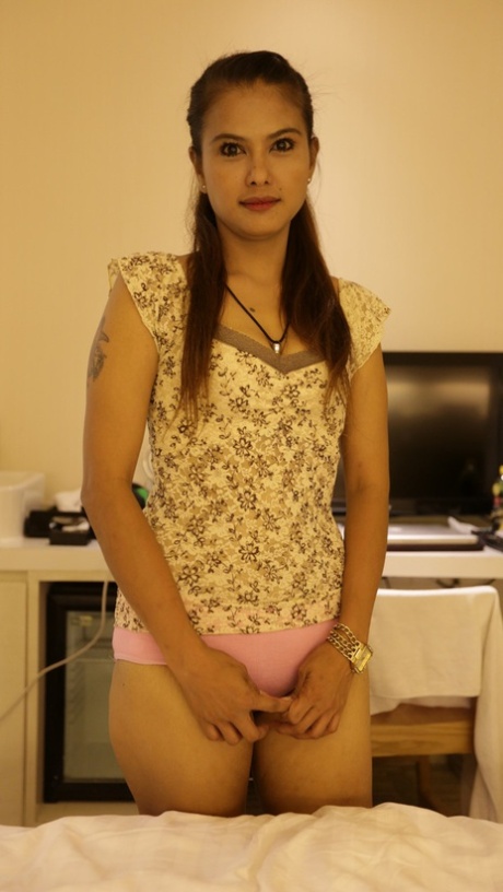 亚洲业余蜜蜂f暴露了她的大乳头，并采取了一个蠢蛋在POV行动