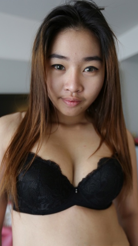 可爱的亚洲宝贝 Kat B 在性感脱衣舞后享受 POV 性爱
