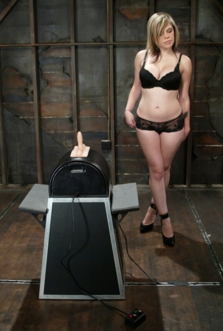 丰满的 MILF 吉娅-帕洛玛（Gia Paloma）在束缚中让 sybian 达到高潮