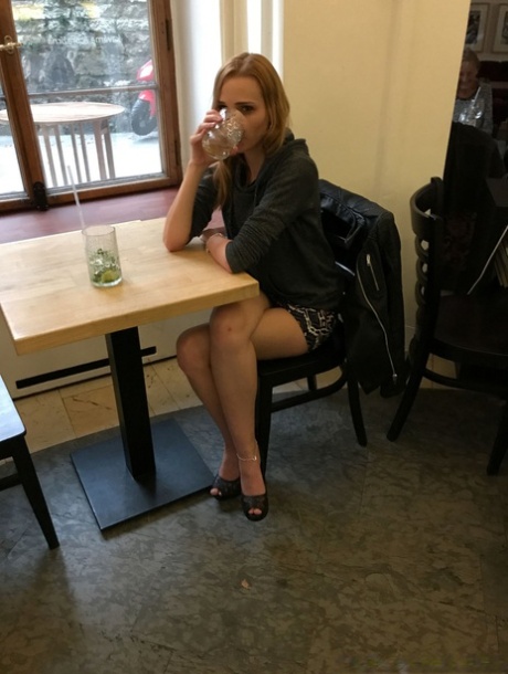 迷人的业余女孩 Radka 在选角现场脱衣做爱