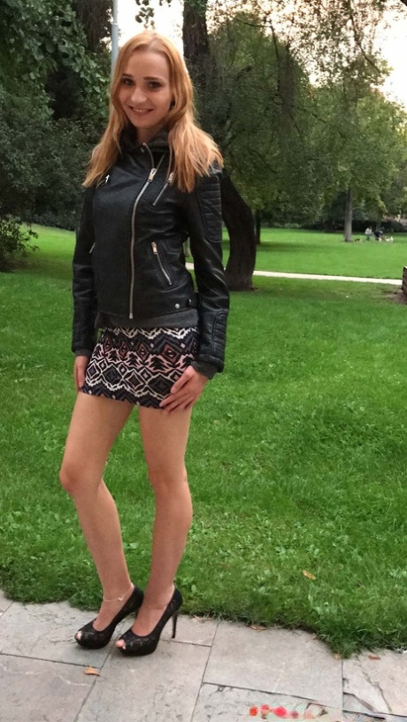 迷人的业余女孩 Radka 在选角现场脱衣做爱