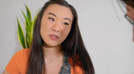 性感女学生 Kimmy Kimm 为她的私人教师表演火辣脱衣舞和口交