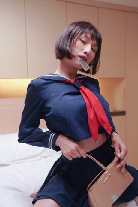 黑发亚洲大奶少女 Xiao Ye Ye 被人从后面猛烈蹂躏