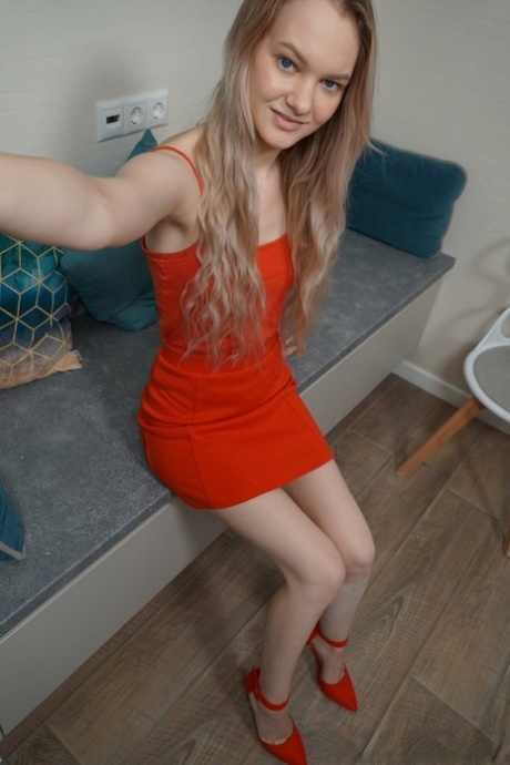 可爱的业余美女在独唱中炫耀她的巨乳和浑圆的臀部