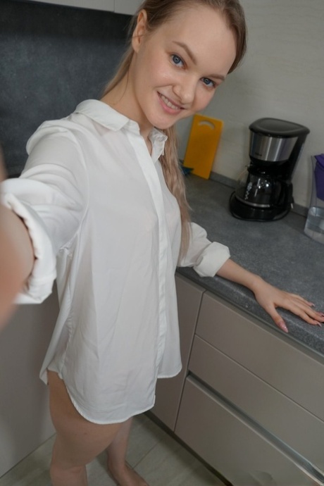 可爱的业余美女在独唱中炫耀她的巨乳和浑圆的臀部