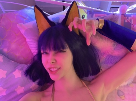 OnlyFans 宝贝小猫咪穿着超级性感的猫咪装，摆出各种姿势