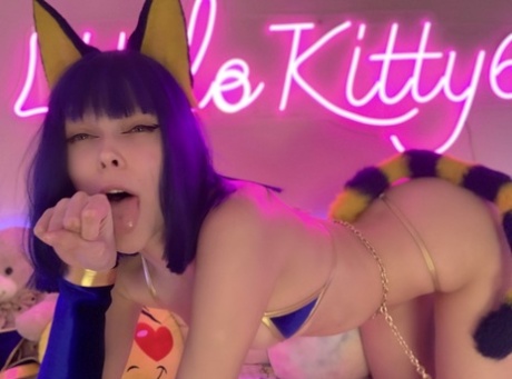 OnlyFans 宝贝小猫咪穿着超级性感的猫咪装，摆出各种姿势