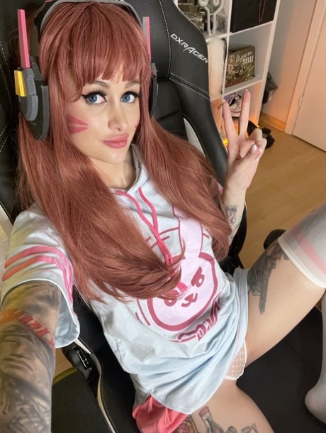 Inked OnlyFans 业余爱好者 Flame Jade 穿着诱人的服装在室内外摆姿势