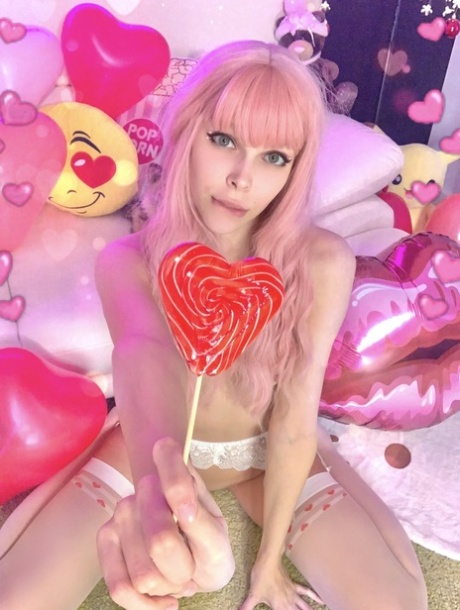 顽皮的 OnlyFans 宝贝儿 Little Kitty 独自展示她的小奶子和圆屁股